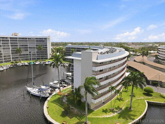 Building Photo - 1427 E Hillsboro Blvd
