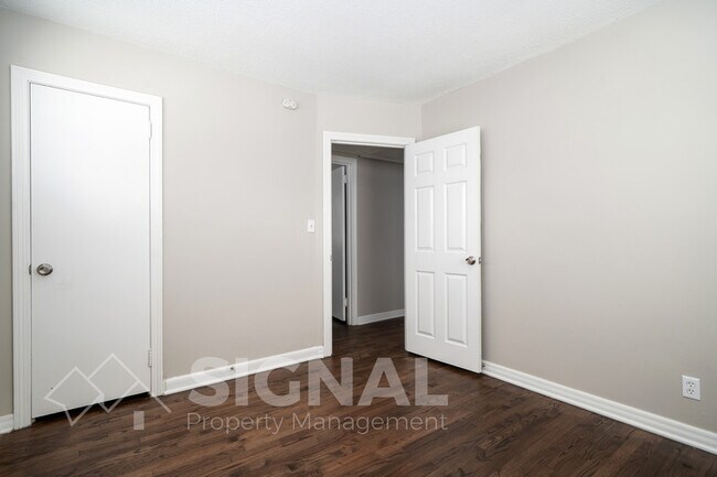 Building Photo - 3038 Highland Dr