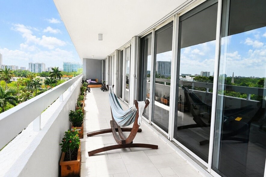 Building Photo - 1627 Brickell Ave