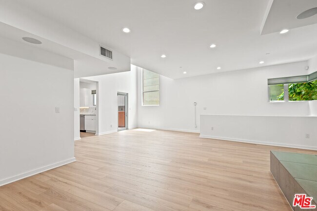 Building Photo - 900 N W Knoll Dr