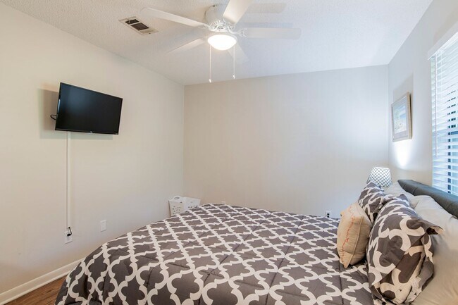 Building Photo - 2 Bedroom Duplex Unit on a Quiet Street off Nine Mile Rd