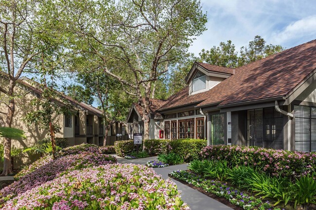 Building Photo - Oak Tree Court Apartment Homes