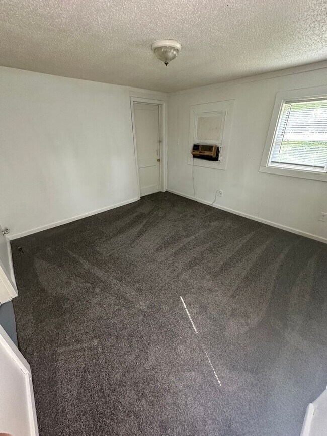 Building Photo - Large 2 Bedroom home with a Garage