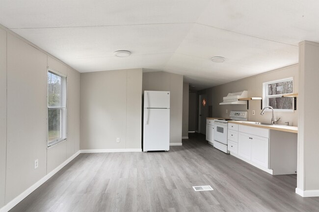 Building Photo - 23481 Redwood Dr