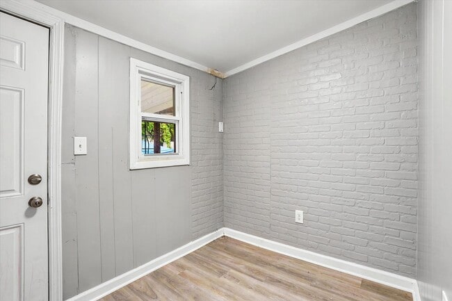 Building Photo - Fully Renovated Single Family House