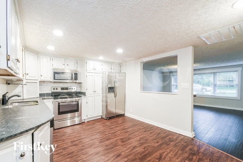 Building Photo - 648 Sycamore St