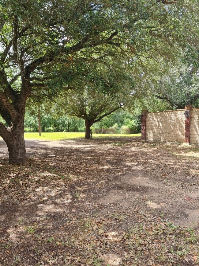 Building Photo - 21796 Stuart Place Rd