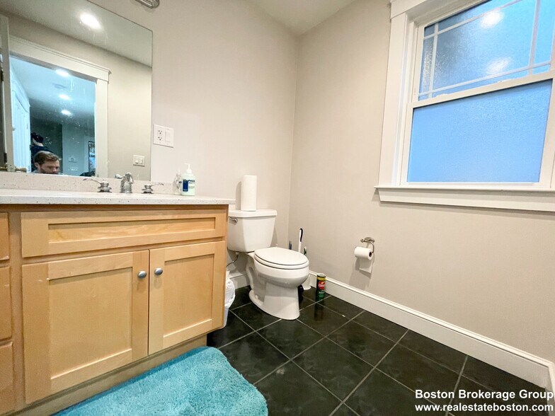 Building Photo - 27 Iroquois St