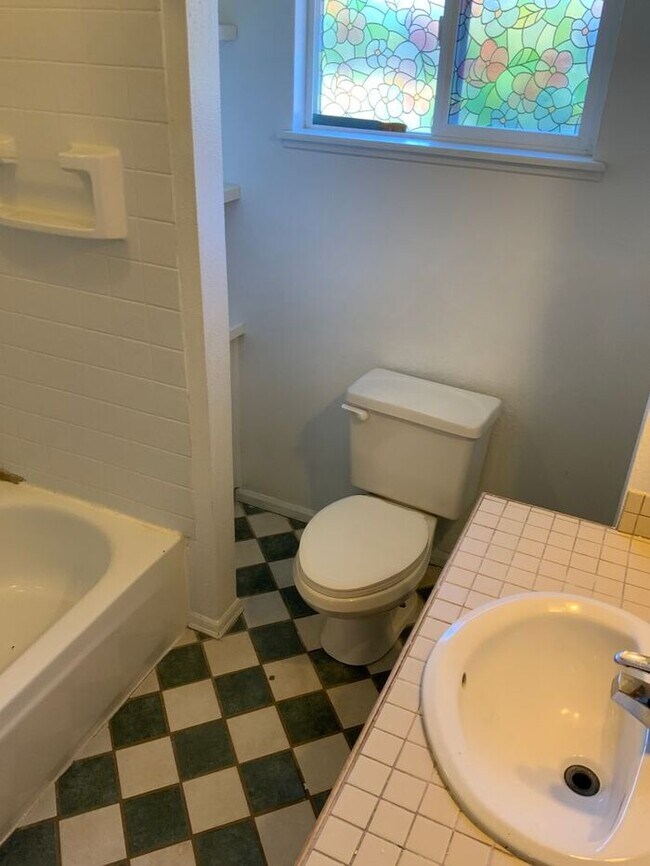 Building Photo - University Place HOME! 3bdr 2 bath