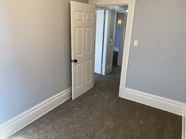 Building Photo - 2 Bedroom, 1 Bath Plus Office