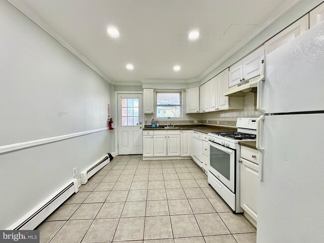 Building Photo - 23 Lily St