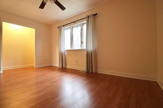 Building Photo - 2 Bedroom/2 Bath Townhouse near Stadium - ...