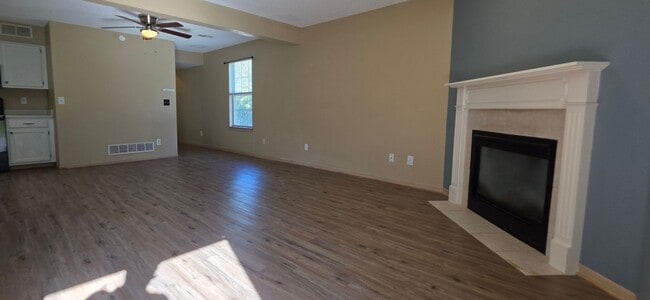 Building Photo - 205 NE Dogwood St