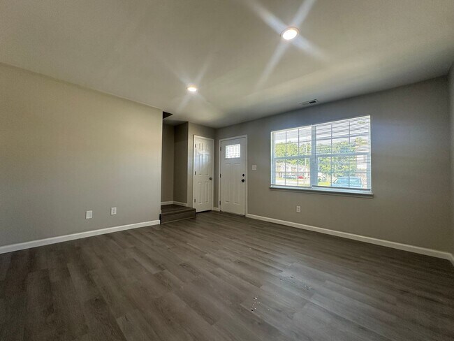 Building Photo - 606 Myrtlewood Cir