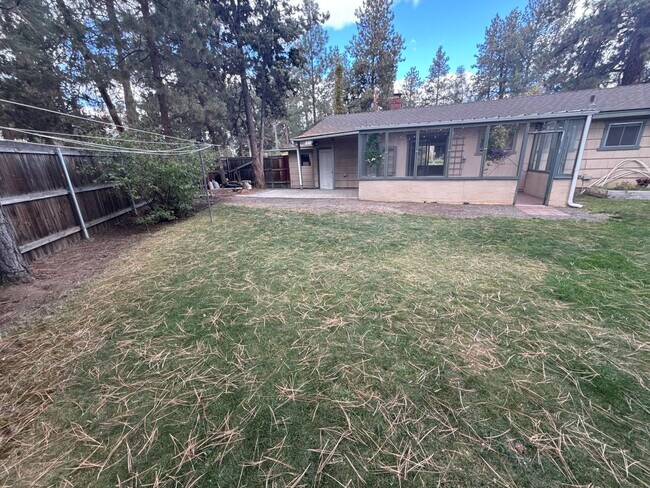 Building Photo - AVAILABLE SHORT TERM! Midtown 3 Bedroom Ho...