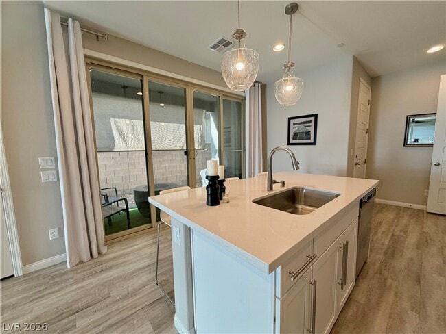 Building Photo - 572 Pear Lake St