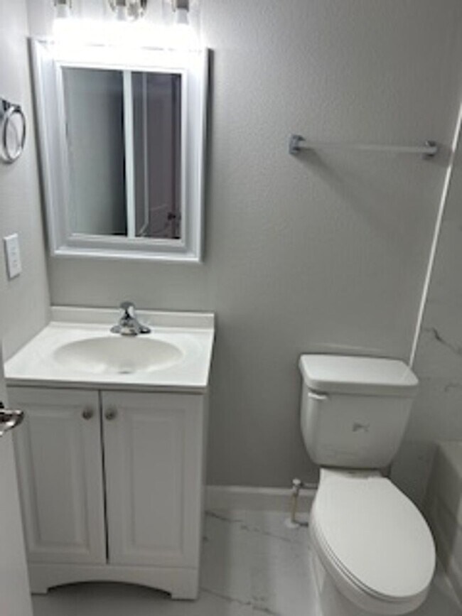 Building Photo - 2 bedroom / 2.5 bath new construction avai...