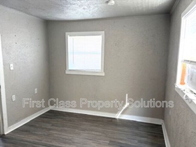 Building Photo - 404 S Burdick St