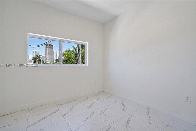 Building Photo - 420 SW 7th Ave