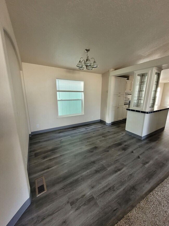 Building Photo - ***Limited Time Summer Rent Special!*** Pet Friendly 3 Bed : 2 Bath Home w/2 Car Garage & Access ...