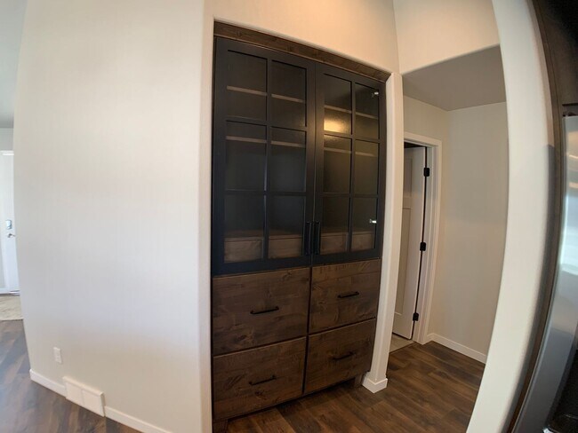Building Photo - 4 Bed 3 Bath Single Family Home