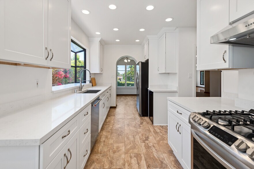 Building Photo - 10733 Wellworth Ave
