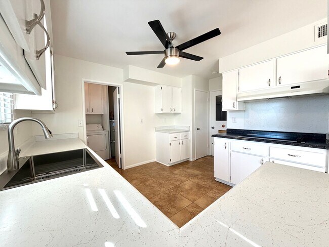 Building Photo - 55+ community-Move-in Ready 2 Bedroom 2 Bath Sun City Home!