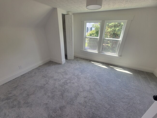 Building Photo - 1542 Thomas Ave