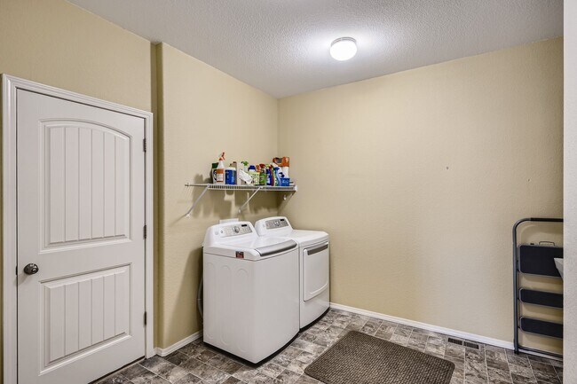 Building Photo - Flying Horse home for rent on Cake Bread!