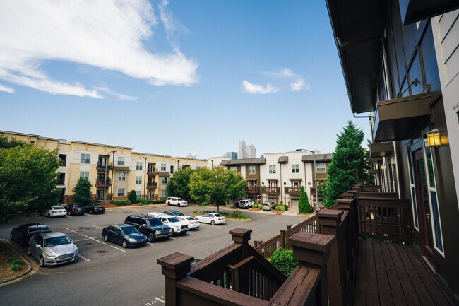 Building Photo - 1032 Skyline View Way