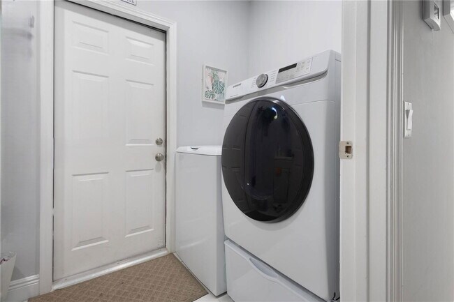Building Photo - 3719 Oak Ridge Cir