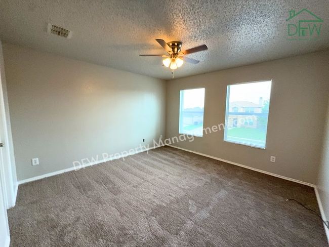 Building Photo - Spacious 4-Bedroom Home with Fireplace & Large Backyard in SW Fort Worth