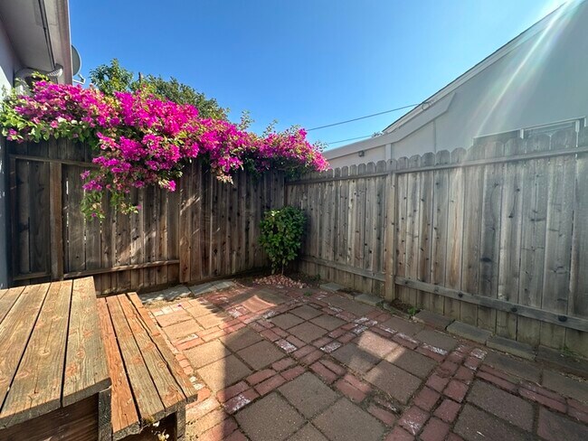 Building Photo - Cute 2 bed/1 bath Duplex in East Sac!!