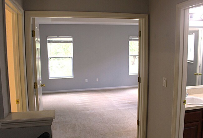 Building Photo - Spacious home in the Woodland Lake Subdivi...