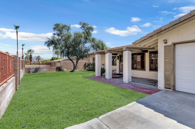 Building Photo - 53780 Avenida Diaz