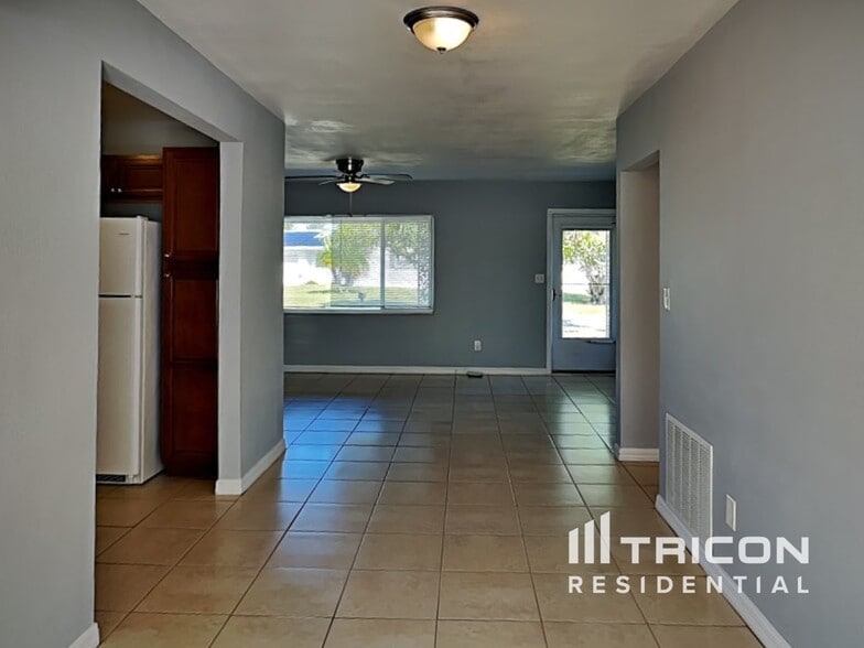 Building Photo - 2529 Brentwood Dr