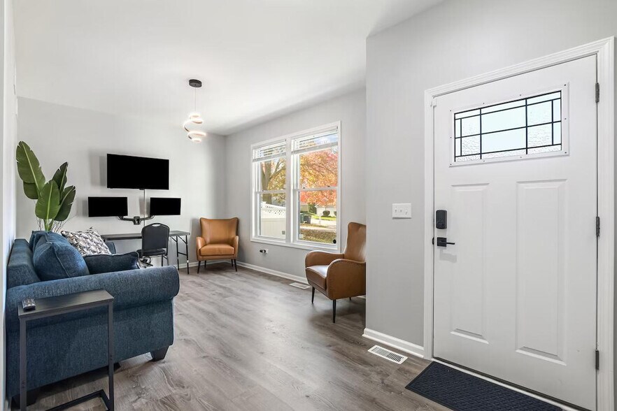 Building Photo - 705 N Garfield St