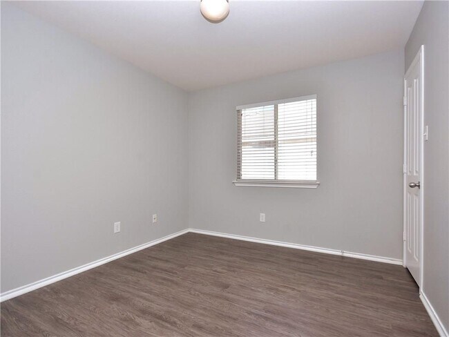 Building Photo - 607 Washington Square Dr