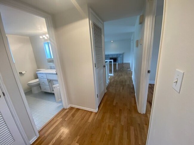 Building Photo - $3950 2520 SqFt, SFH/4BDR,2BA,office/Garag...