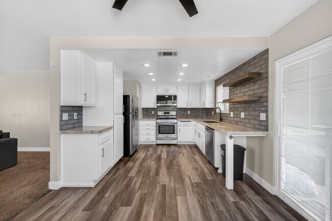 Building Photo - 29121 Ave De Las Flores