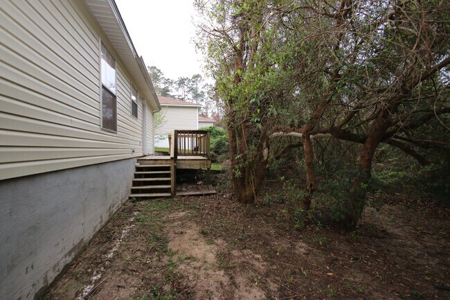 Building Photo - 3BR/2BA Home Near UWF – Wood-Look Flooring, Galley Kitchen, Pet Friendly!