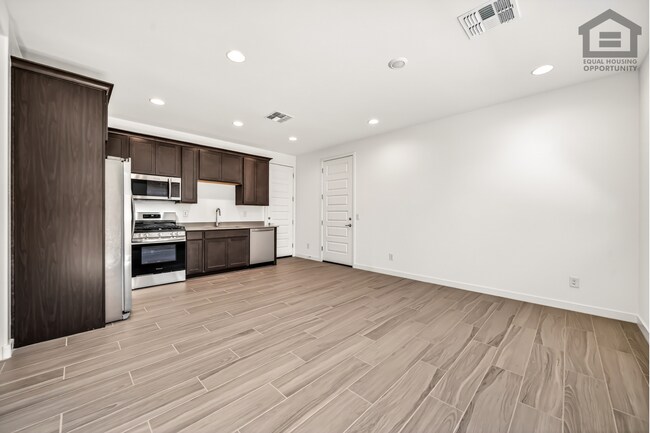 Building Photo - 4Bed/3Bath House at Thomas Rd/99th Ave! Ready for Immediate Move-In! -- Mother-In-Law Suite W/Pri...
