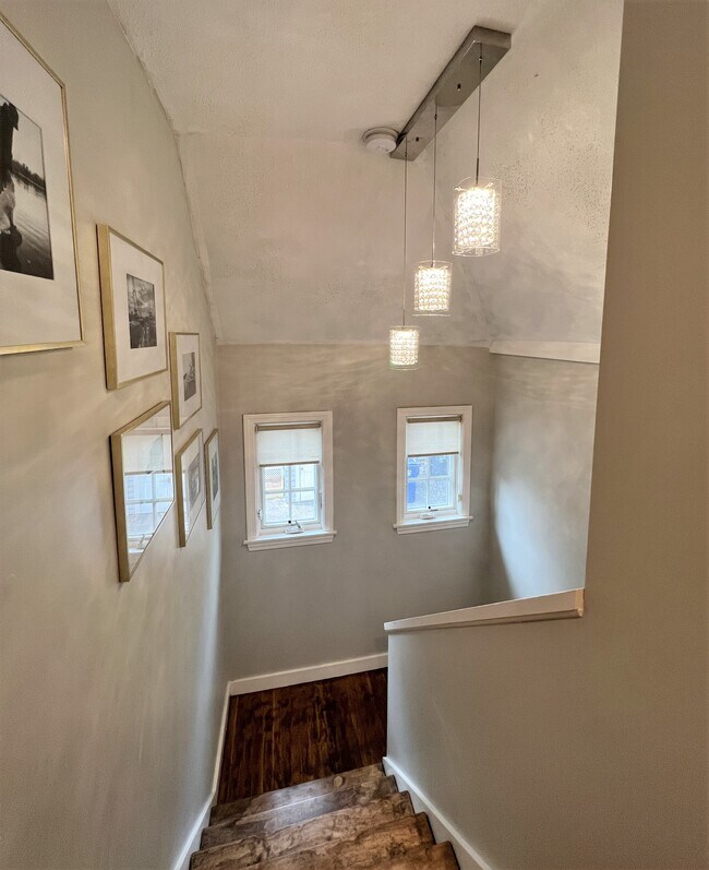 Building Photo - 4 Day St