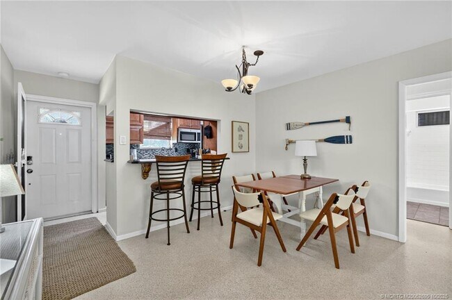 Building Photo - 262 SE Monterey Ave