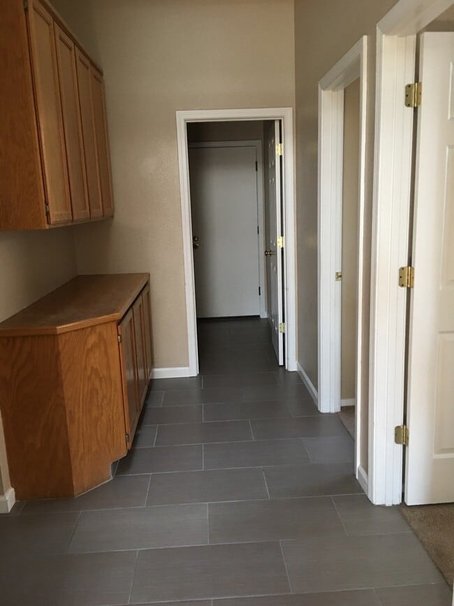 Building Photo - 4x2 Single Story in Great Location!