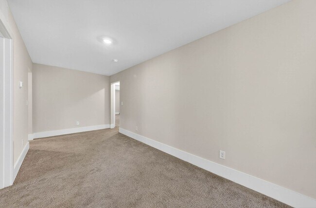 Building Photo - 1400 Addison Lk St