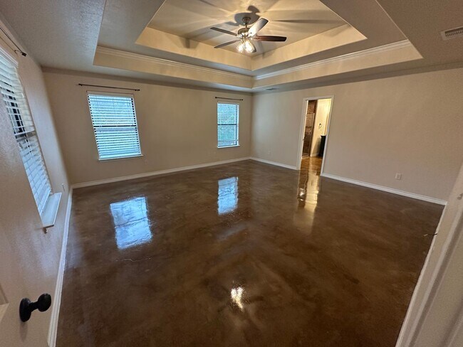 Building Photo - AVAILABLE NOW!!