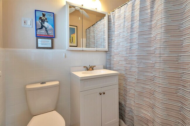 Building Photo - 2109 NE 26th St