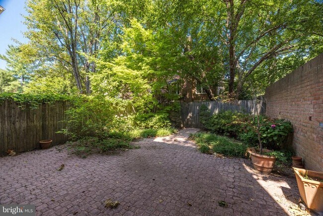 Building Photo - 1412 McLean Mews Ct