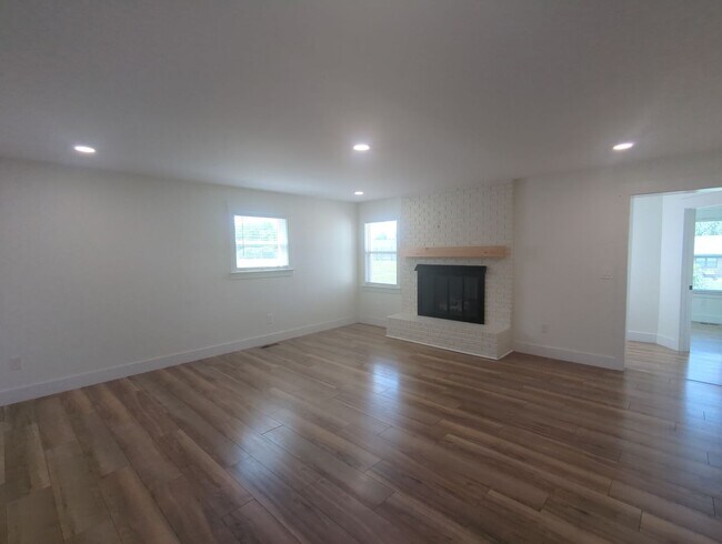 Building Photo - NICE SPACIOUS House in Holly Hills